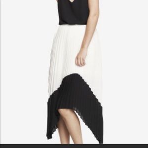 EXPRESS White & Black Pleated Midi Skirt Sz. 6
